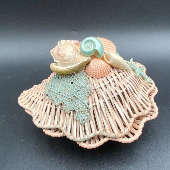 Rare Vintage Wicker Clam Shell with Seashells Storage 1990's - Picture 2 of 9